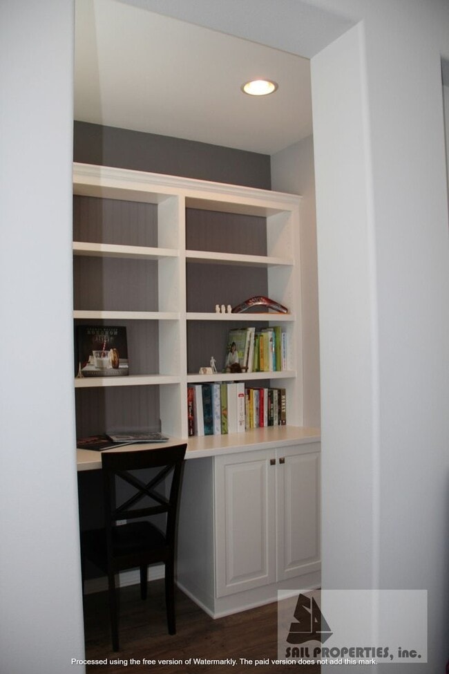 Building Photo - Beautiful Upgraded 3 Bd 3.5 Bth w/Large Bo...