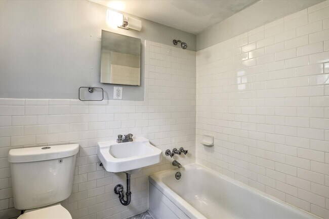 Building Photo - 3/3 Beautiful Contemporary Home in Greenwich Forest