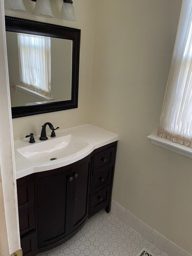 Building Photo - Stunning 6-Bedroom Home with Parking Spot and Large Yard! Available NOW!