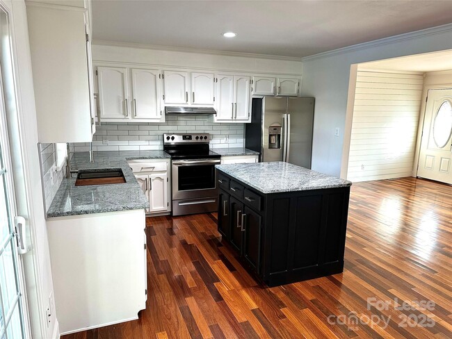 Building Photo - 2054 Hickory Hills Dr