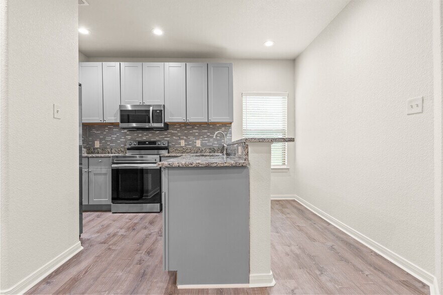 Building Photo - 525 E Spring Valley Rd