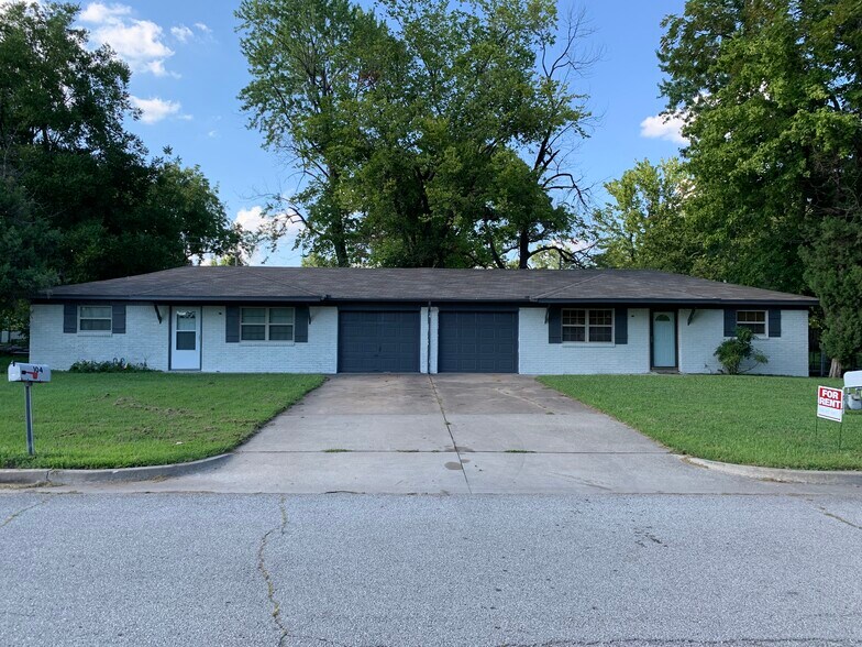Primary Photo - 104 E Knoxville St