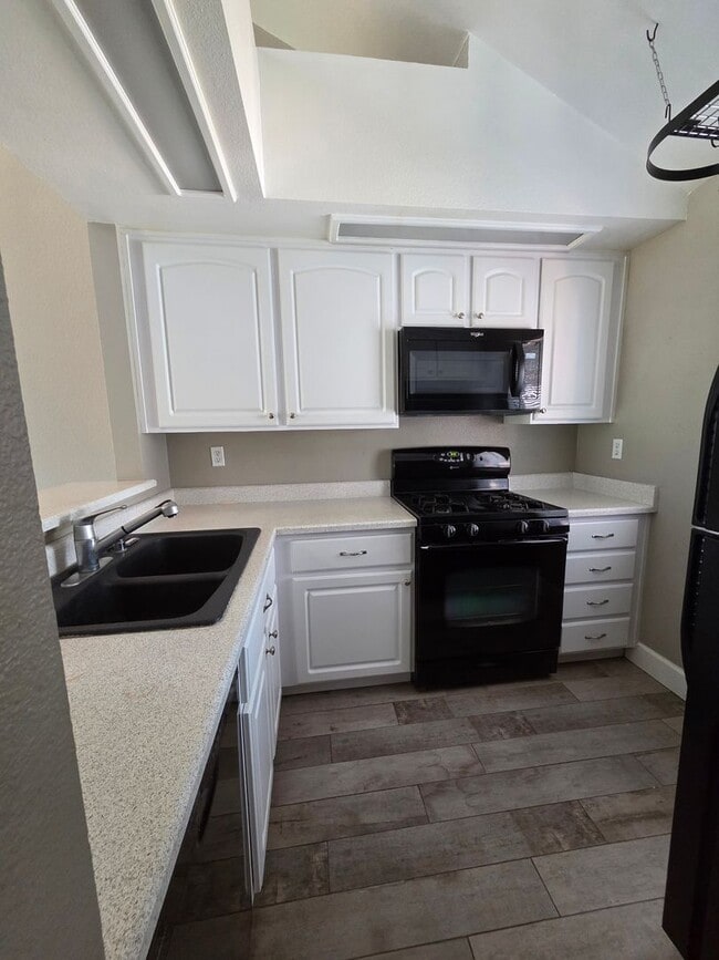 Building Photo - RSM CONDO WITH AMAZING VIEW!