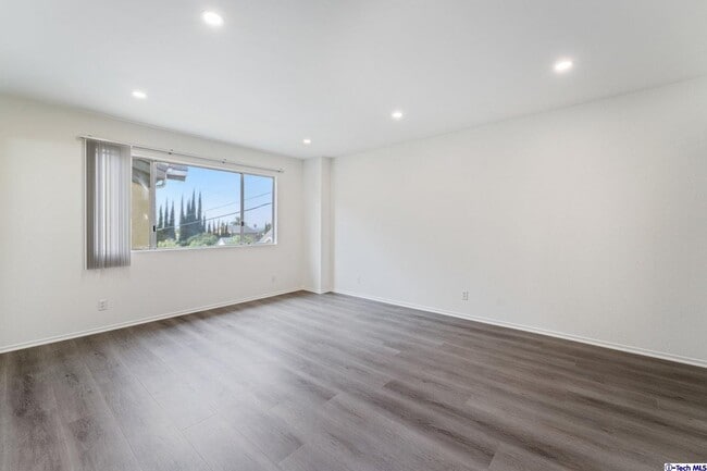 Building Photo - 731 E Cypress Ave