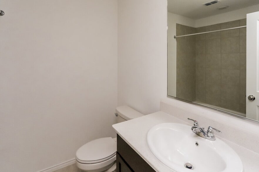 Building Photo - 1017 Crestview Dr