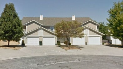 Building Photo - Big Beautiful Townhome in Lee's Summit!