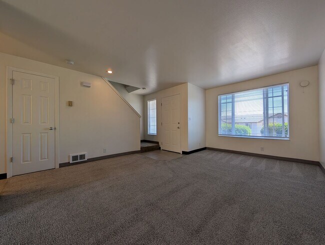 Building Photo - 2-Bedroom, 1-Bath 2-Story Townhouse Apartment Off Bailey Hill!