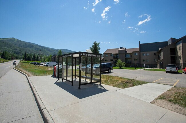 Building Photo - 2875 Village Dr