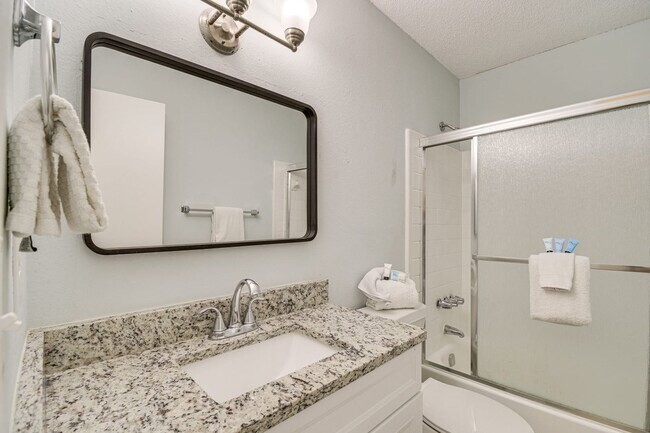 Building Photo - FULLY FURNISHED!!! 2 BEDROOM TOWNHOME IN P...
