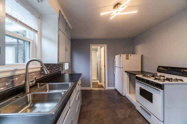 Building Photo - Updated Efficiency Apartment with Modern Kitchen & Bath – Pets Welcome!