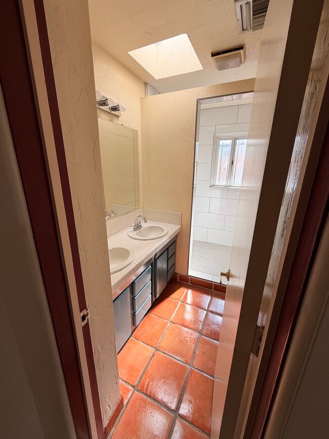 Building Photo - 3452 E Willard St