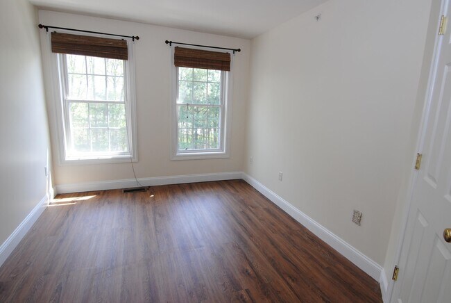 Building Photo - 1 Maple Ridge Dr