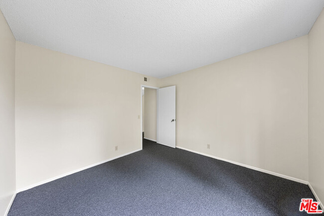 Building Photo - 780 Carriage Cir