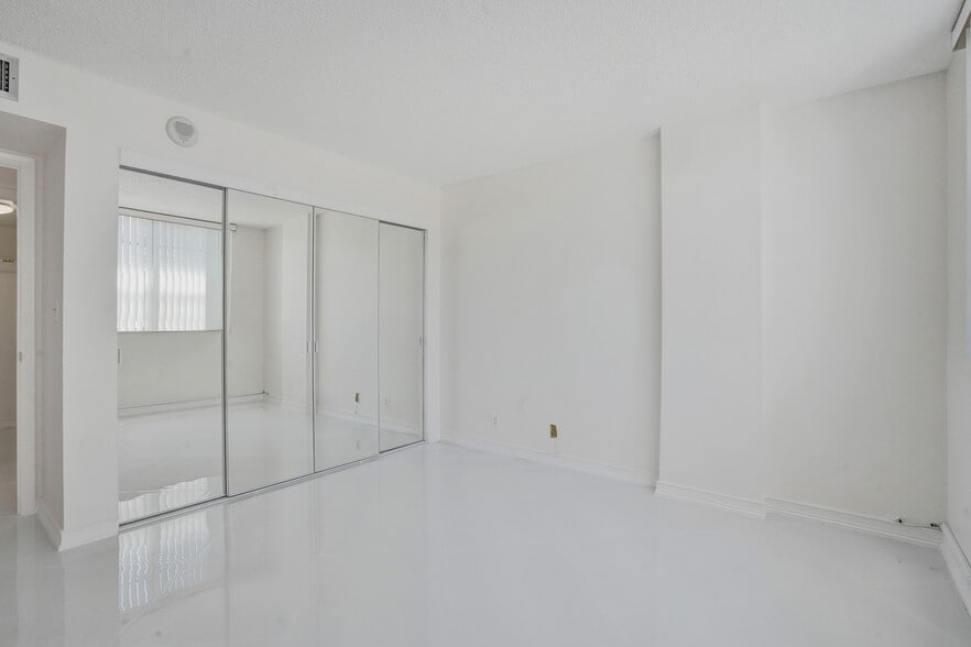 Building Photo - 3113 S Ocean Dr