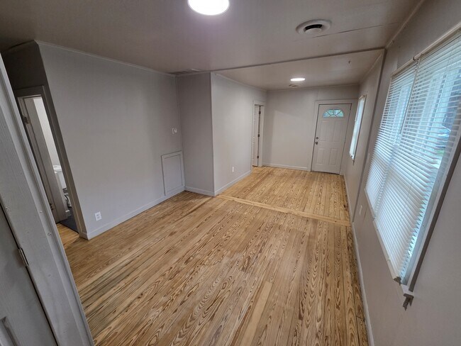Building Photo - 832 N Leroy St