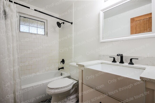 Building Photo - 14210 SW Rochester Dr