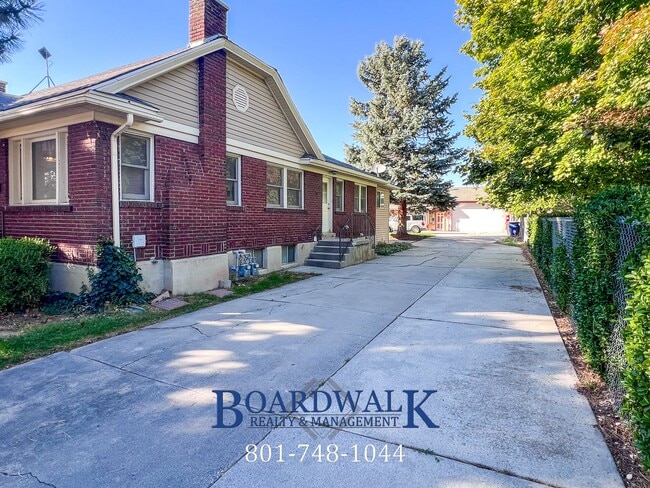 Building Photo - 2247 E Lambourne Ave