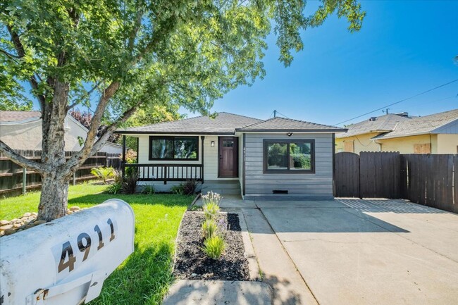 Primary Photo - Newly Updated Home in Oak Park