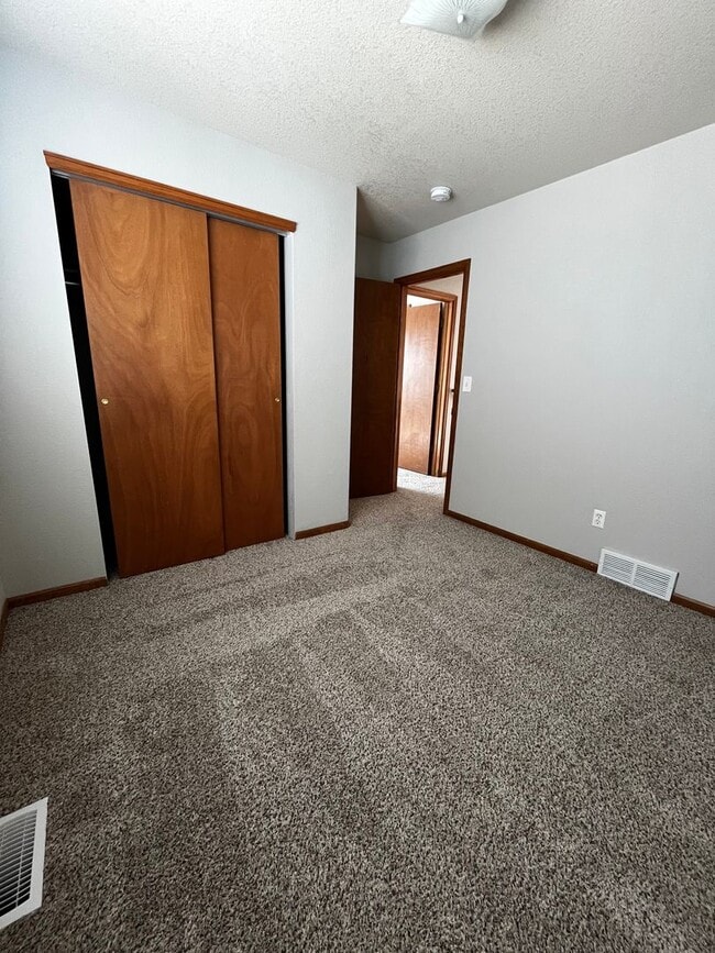 Building Photo - 3 Bedroom 2 Bath Ranch Style Home in Loveland