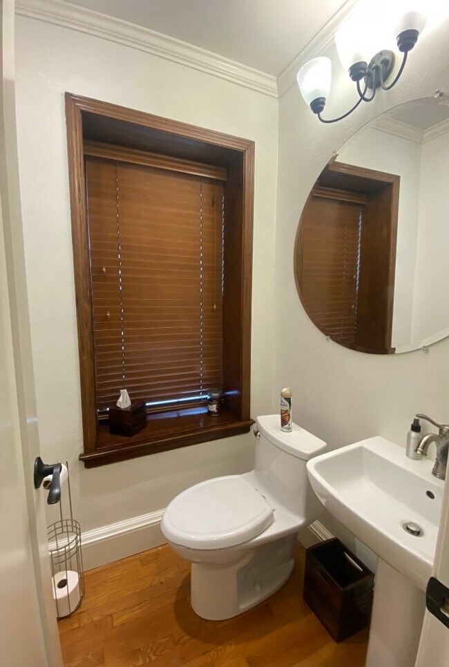 Building Photo - 1815 Laramie St