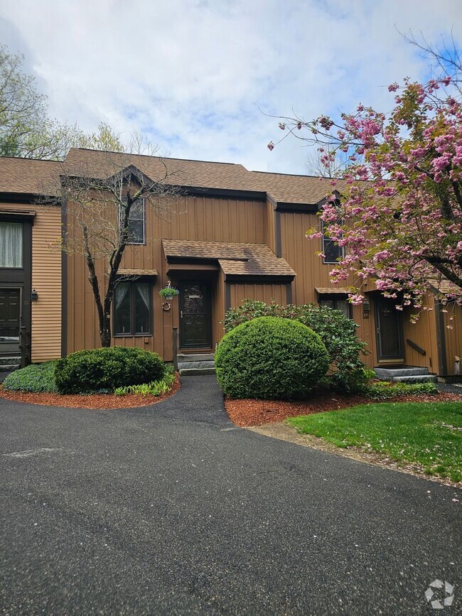 Building Photo - 1 Bedroom, 1.5 Bath Quarry Townhouse
