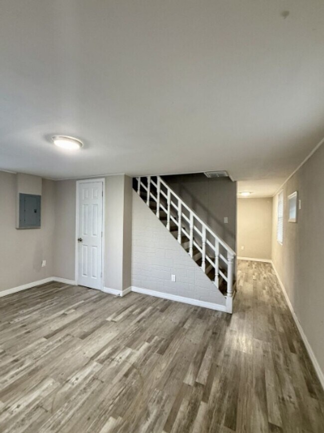 Building Photo - Dual Living Delight in the Heart of Lakeland!