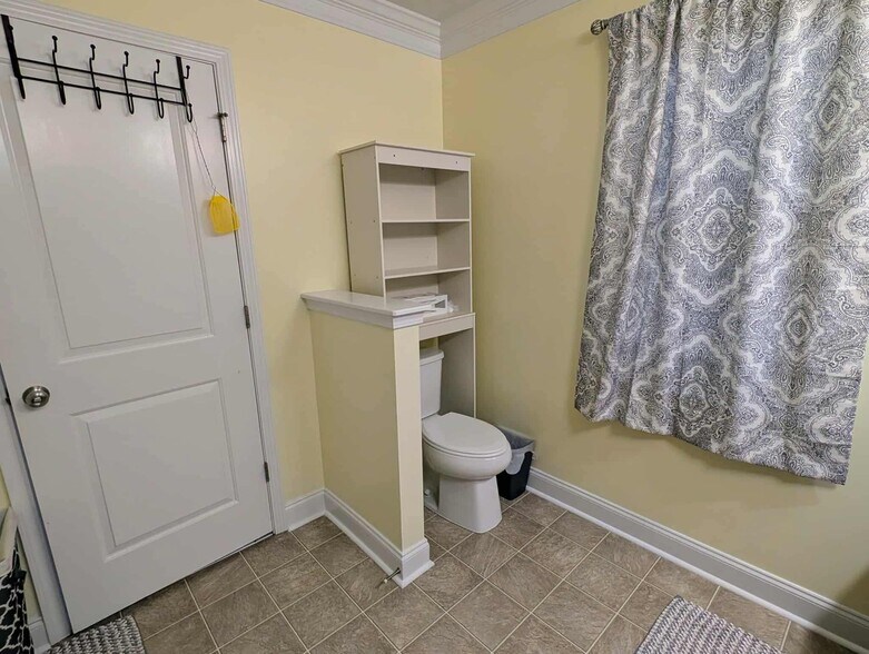 Building Photo - 400 Laurel Leaf Dr