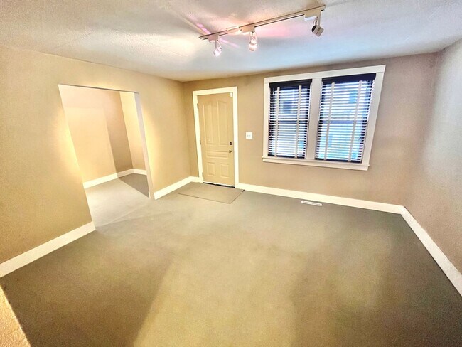 Building Photo - 424/424A, 424B W. Washington Street