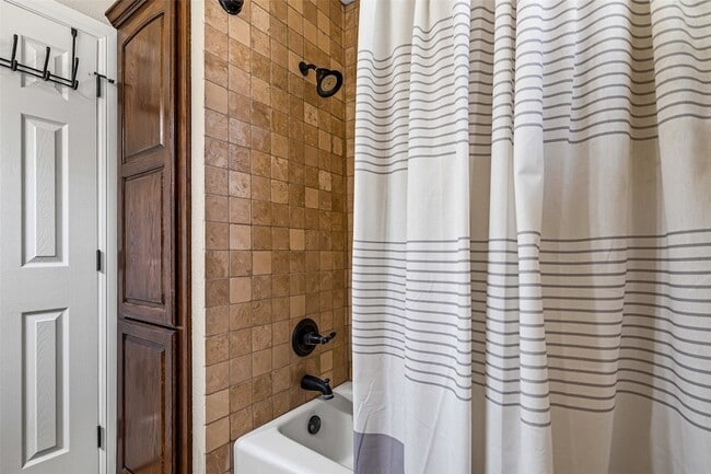 Building Photo - 8918 N Longwood Dr