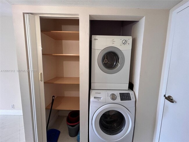 Building Photo - 7601 E Treasure Dr