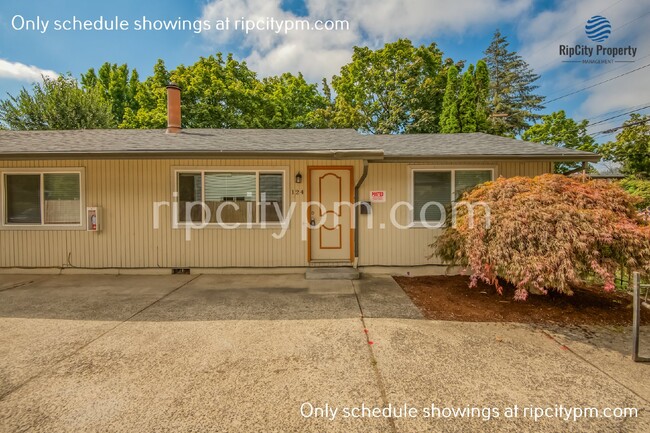 Building Photo - Nicely updated one level 3-bed/2-bath dupl...