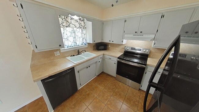 Building Photo - 3808 SE Dorchester Dr