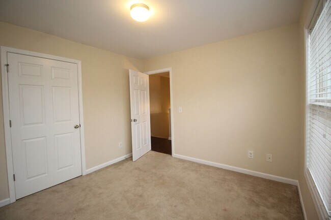 Building Photo - Walking distance to Downtown Sugar Hill!