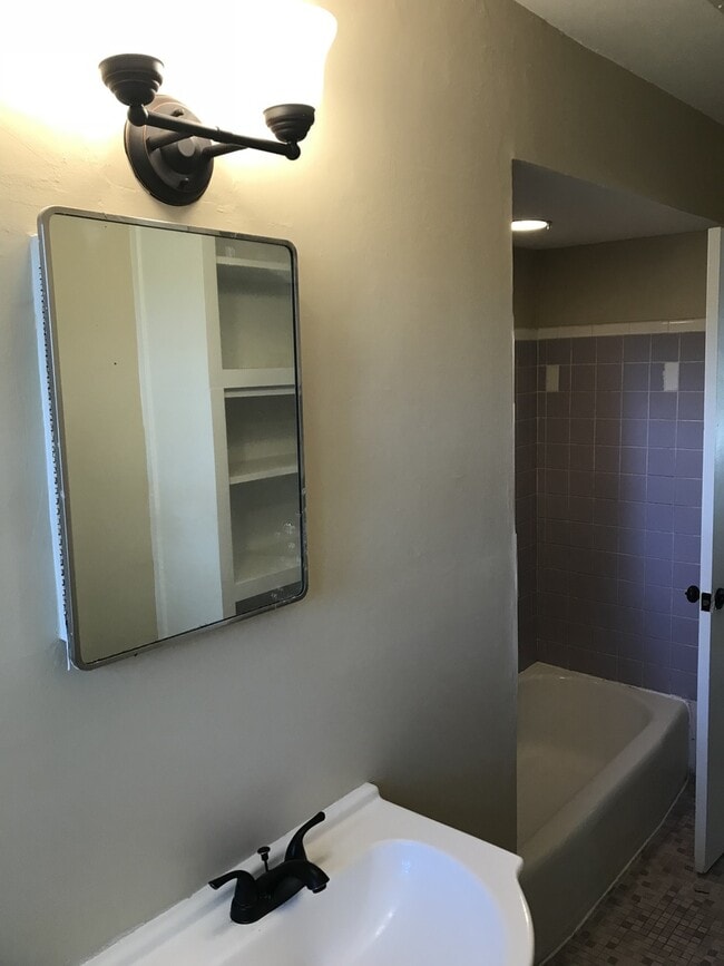 Building Photo - **ON HOLD**3 Bedroom / 1.5 Bathroom Home f...