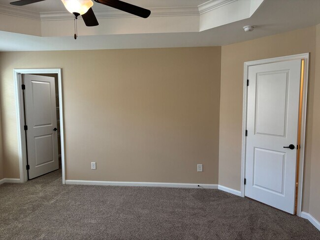 Building Photo - Beautiful End Unit Townhome in the McCarle...