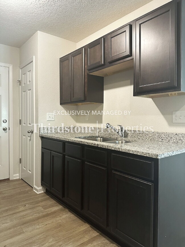 Building Photo - 2277 Hartridge St