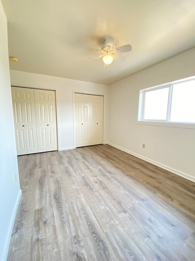 Building Photo - Spacious Well Maintained 3 Bedroom - 1 Bat...