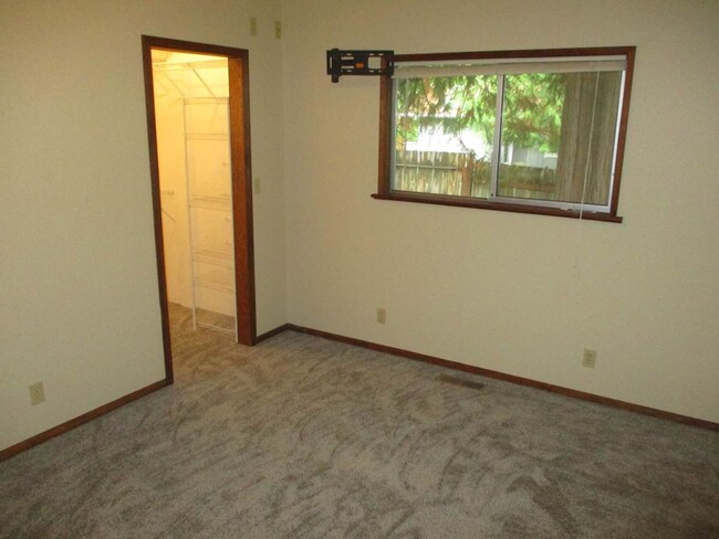 Building Photo - 2 bedroom 1 bathroom Apartment close to Do...