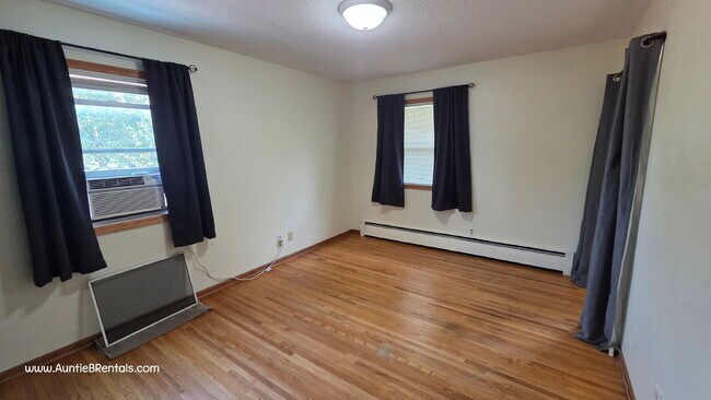 Building Photo - Great 2BR Duplex with a yard, Minneapolis - Bilingual landlords - open to S8