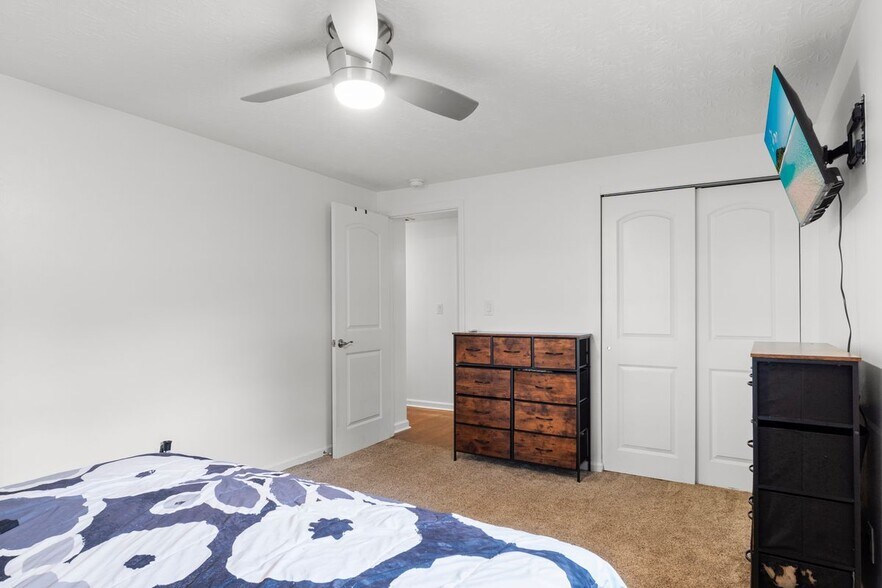 Building Photo - 3930 Beechwood Dr