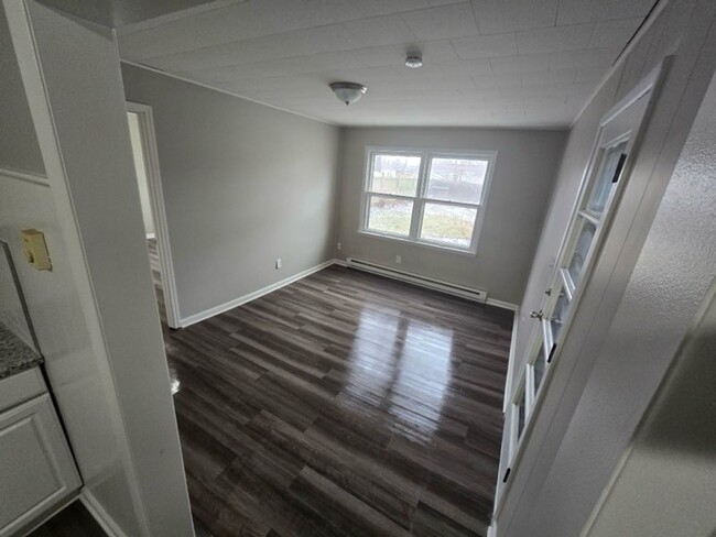 Building Photo - Beautifully renovated 3 bedroom Roseville ...