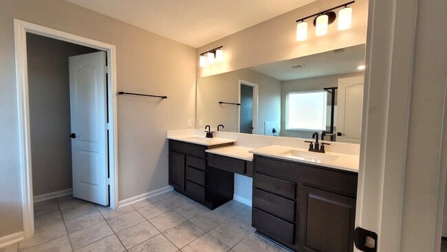 Building Photo - 5704 Bluebonnet Ln