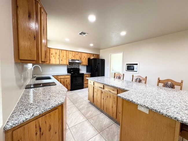 Building Photo - 3BR/2BA/2CG, with DOG RUN 2310 sq.ft. rental in Sierra Vista, AZ