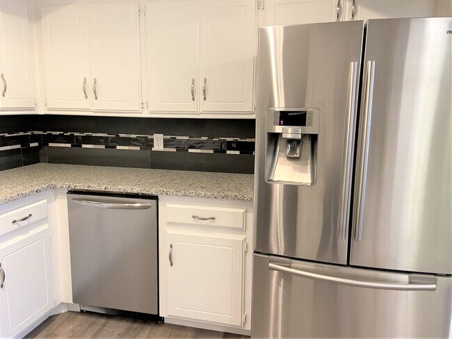 Building Photo - Spacious 3-Bedroom Home with Modern Amenit...