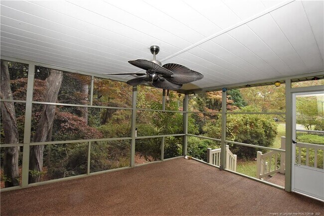 Building Photo - 2204 Spring Ln