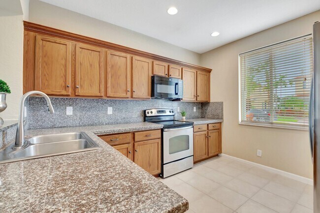 Building Photo - 3021 N Evergreen Cir