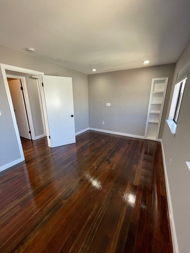 Building Photo - 3018-3020 Maple Ave