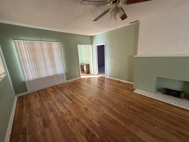 Building Photo - 400 W Garza St