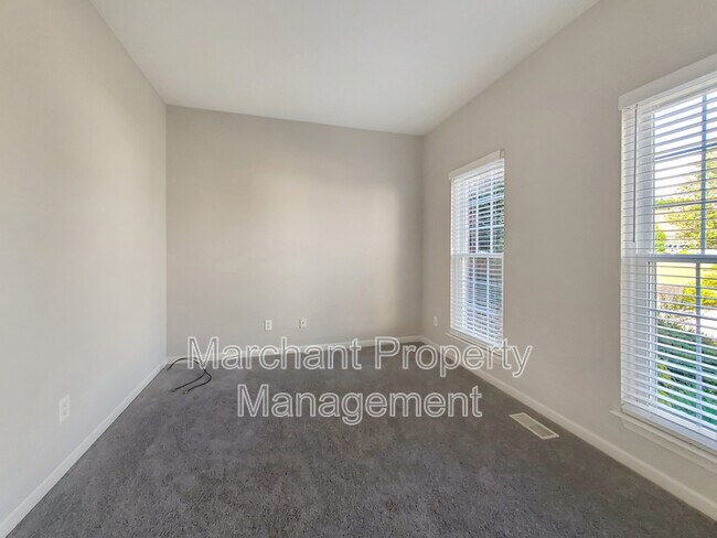 Building Photo - 15 Silverthorn Ct