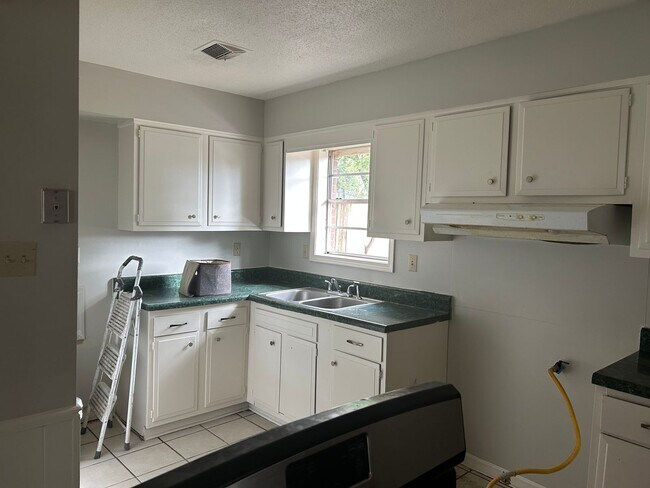 Building Photo - Updated 3BR 1.5 bat